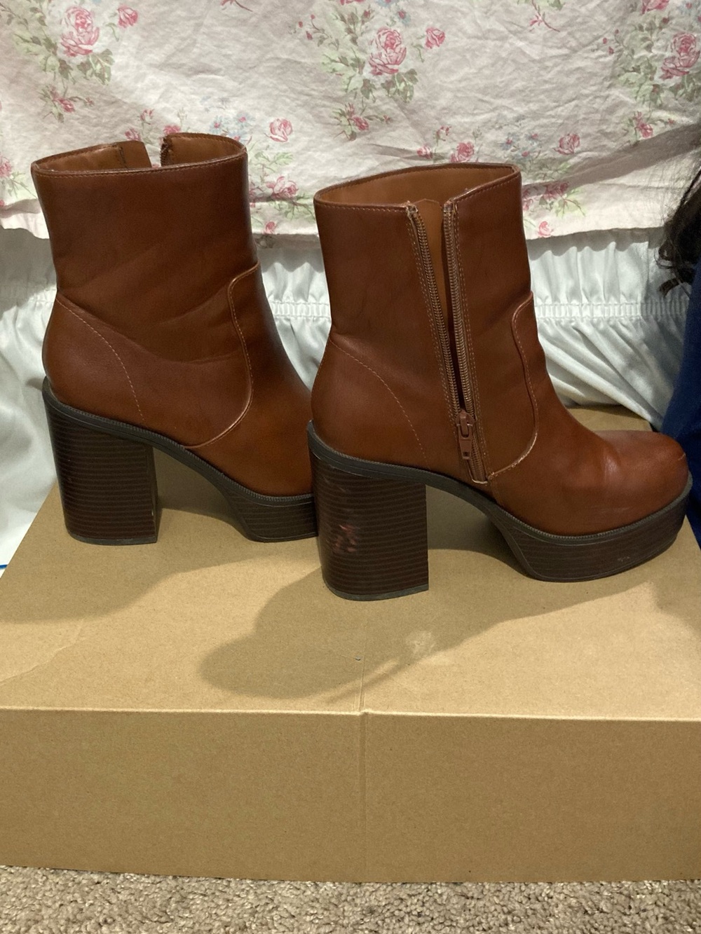 SODA Women’s Brown Faux Leather Ankle Bootie Round Toe Platform Zip Size 7 M - Picture 3 of 7